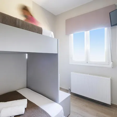 Mm * Hriszí Aktí Haniá